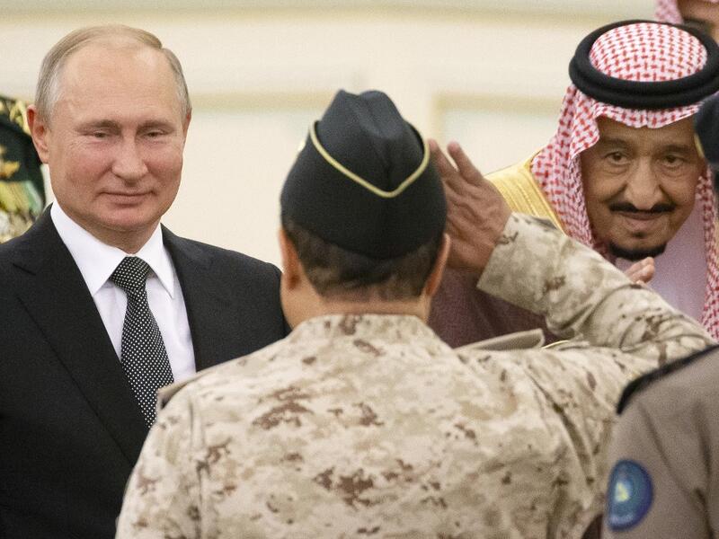 Russian President Vladimir Putin (L) and Saudi Arabia's King Salman (R) attend the official welcome ceremony in Riyadh, Saudi Arabia, on October 14, 2019. Alexander Zemlianichenko / POOL / AFP