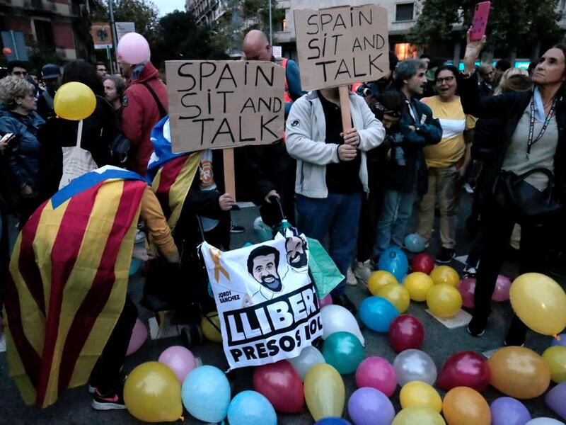 Protesters gather to participate in a "Balloons Party" demonstration called by the local Republic Defence Committees (CDR) outside the Catalan government's Interior Department on October 21, 2019 in Barcelona. Pau Barrena / AFP