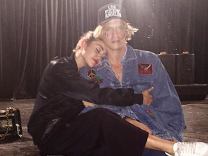 Miley and Cody were snapped smooching during a cozy lunch date at health food restaurant Backyard Bowls in Los Angeles. (Twitter)