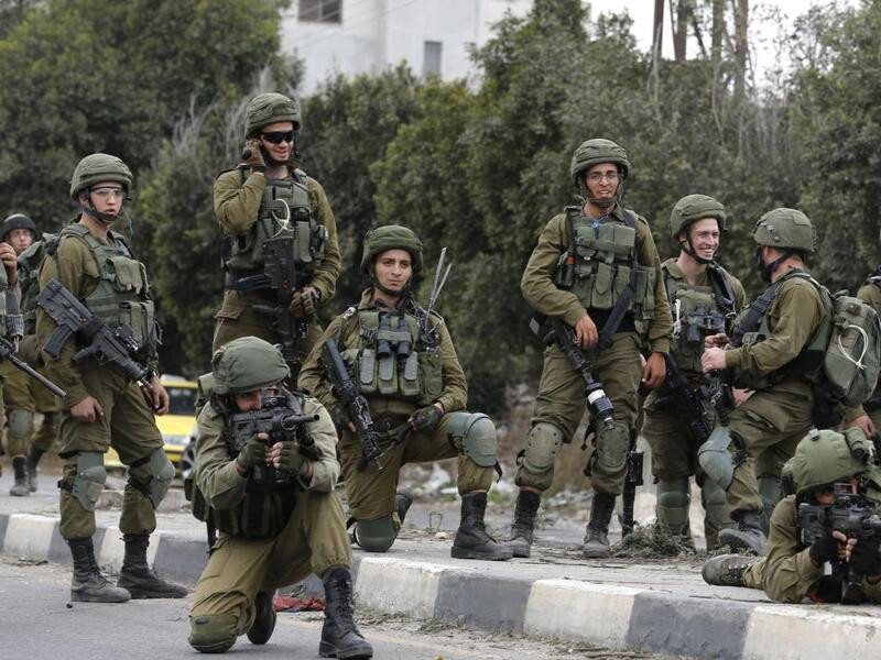 Israeli security forces are seen in the West Bank on 22 December 2017 [JAAFAR ASHTIYEH/AFP/Getty Images]