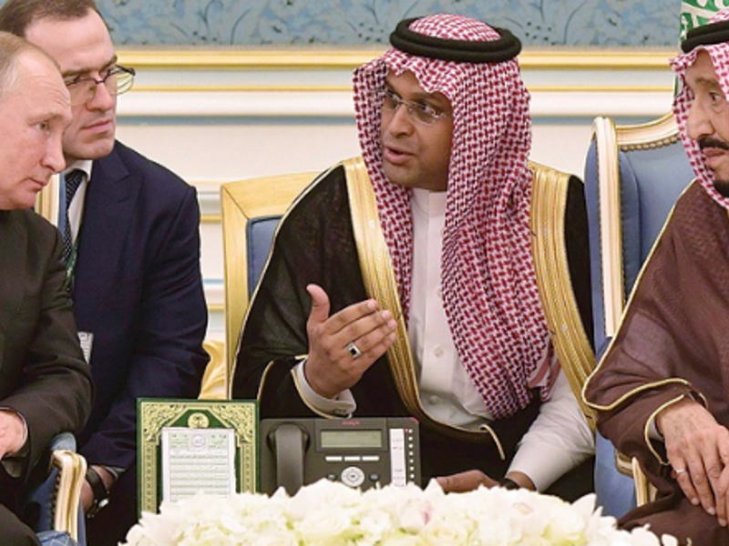 Putin (L)  paying attention to Saudi King (AFP File Photo)