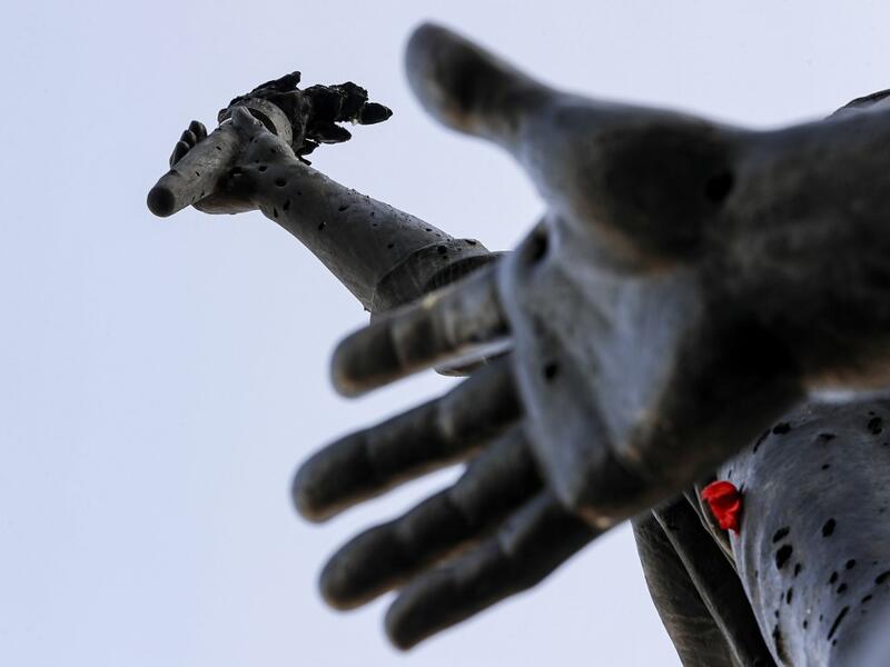 This picture taken on November 5, 2019 shows a partial view of the Martyrs' Statue in the Lebanese capital Beirut's downtown district. Demonstrators in Lebanon prevented some public institutions from opening after mass rallies showed political promises had failed to extinguish the unprecedented protest movement. JOSEPH EID / AFP