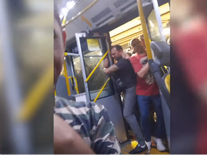 Telemarketer Daniel Da Paixao, 26, from Rio de Janeiro, was travelling to work on the subway recently when he witnessed the jaw-dropping scene. (Video Screenshot/ YouTube)