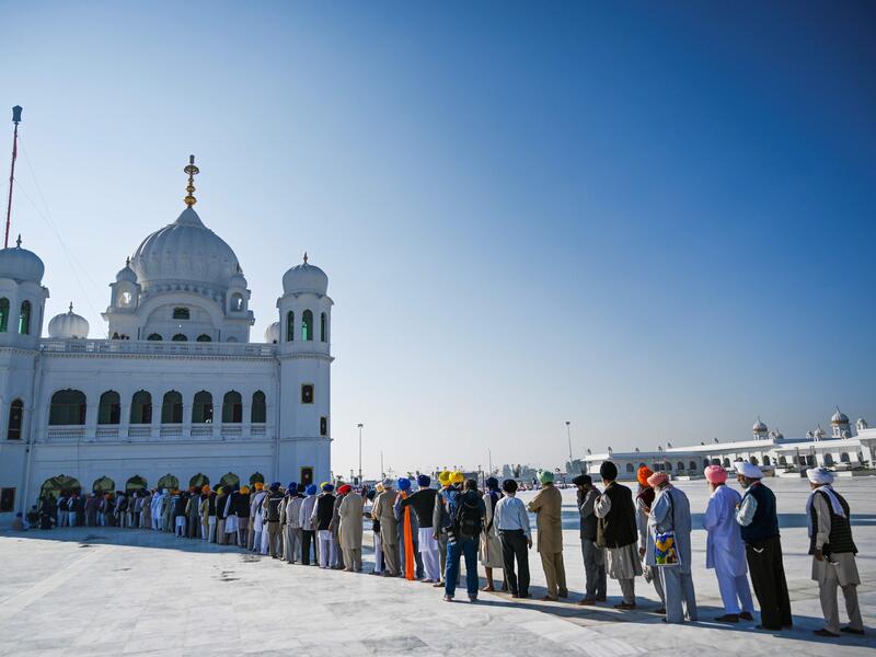 Hundreds of Indian Sikhs made a historic pilgrimage to Pakistan, crossing through a white gate to reach one of their religion's holiest sites (Twitter)
