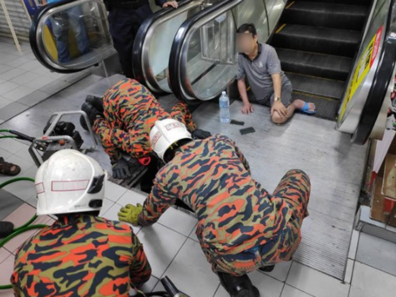A man's leg was "swallowed" by an escalator in KualaLumpur (Twitter)