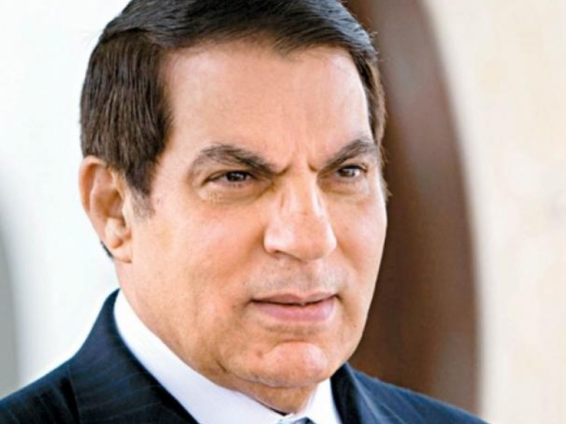 زين العابدين بن علي: رئيس الجمهورية التونسية في الفترة من 1987 -2011، أول رئيس تم خلعه من منصبه، إثر ثورة شعبية، فر إلى السعودية بطائرته الخاصة، وصف حكمه بالديكتاتوري، توفي في السعودية عن 83 عامًا.