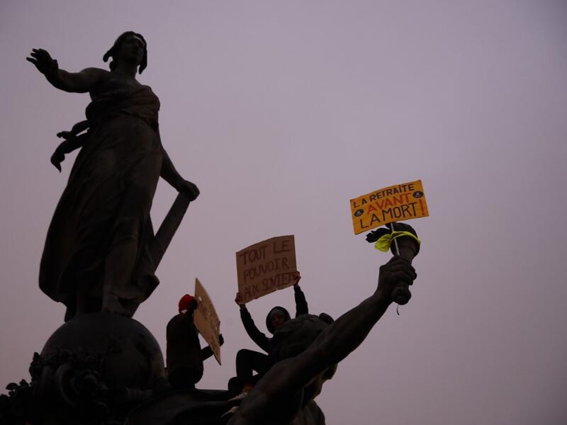 Trains cancelled, schools closed: France scrambled to make contingency plans on for a huge strike against pension overhauls that poses one of the biggest challenges yet to French President's sweeping reform drive. Thomas SAMSON / AFP