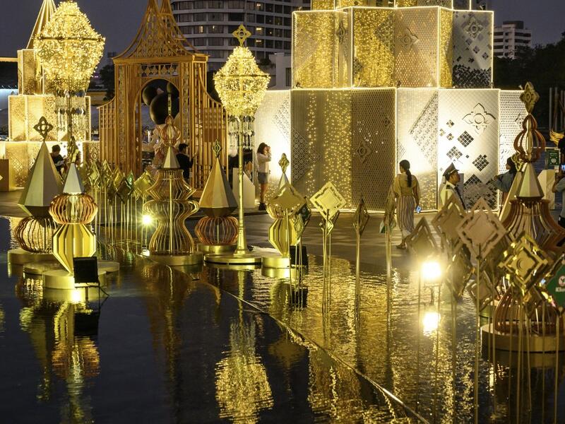 People take pictures with Christmas decorations at the Iconsiam shopping mall in Bangkok on December 6, 2019. Mladen ANTONOV / AFP