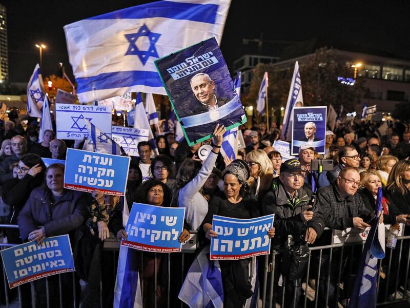 Israelis gather with signs and national flags during a demonstration in support of Prime Minister Benjamin Netanyahu in Jerusalem on December 11, 2019. AHMAD GHARABLI / AFP