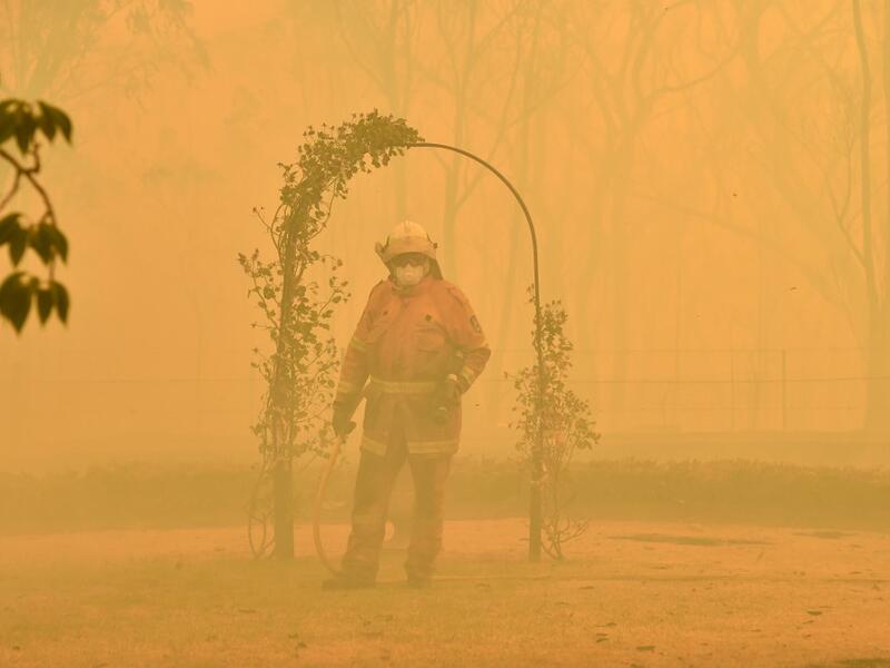 A fireman fights a bushfire to protect a property in Balmoral, 150 kilometres southwest of Sydney on December 19, 2019. A state of emergency was declared in Australia's most populated region on December 19, as a record heat wave fanned unprecedented bushfires. PETER PARKS / AFP