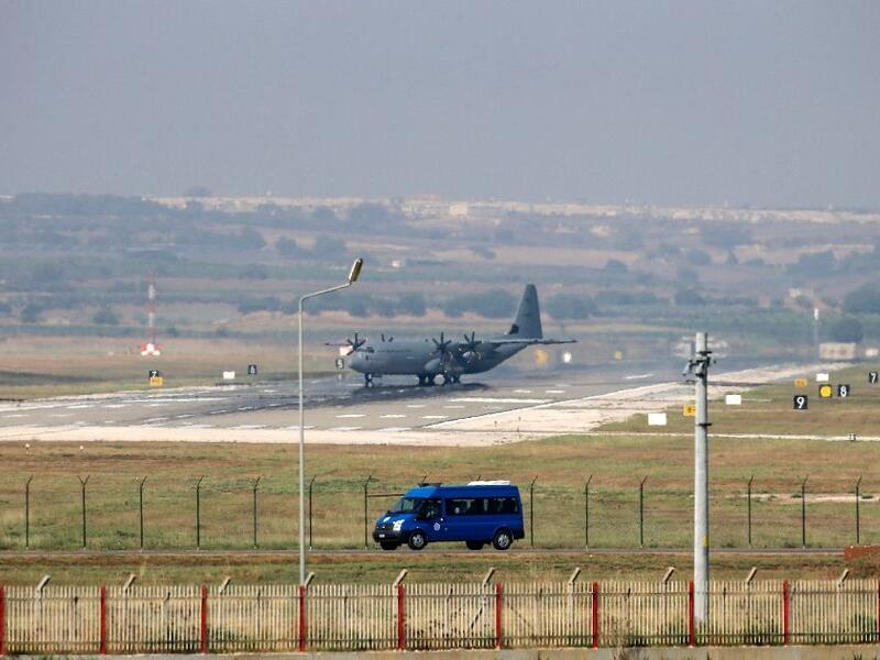 A military aircraft maneuvres on the runway at Incirlik Air Base, southeastern Turkey, on July 28, 2015. (AFP Photo/)