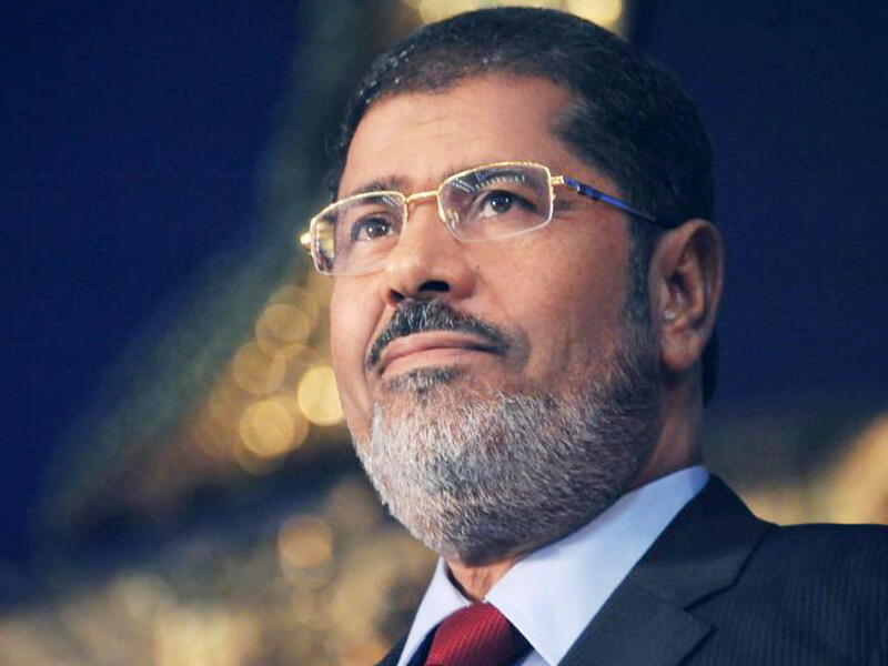الرئيس المصري السابق محمد مرسي: توفي داخل الزنزانة خلال محاكمته، حيث أثارت وفاته غضبًا حقوقيًا عالميًا.