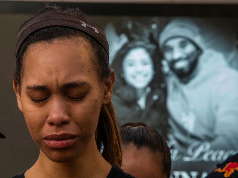 A woman cries in front of a makeshift memorial for former NBA and Los Angeles Lakers player Kobe Bryant and his daughter Gianna Bryant, who were killed with seven others in a helicopter crash on January 26, at LA Live plaza in front of Staples Center in Los Angeles on January 27, 2020. Federal investigators sifted through the wreckage of the helicopter crash that killed basketball legend Kobe Bryant and eight other people, hoping to find clues to what caused the accident that stunned the world. Apu GOMES / 