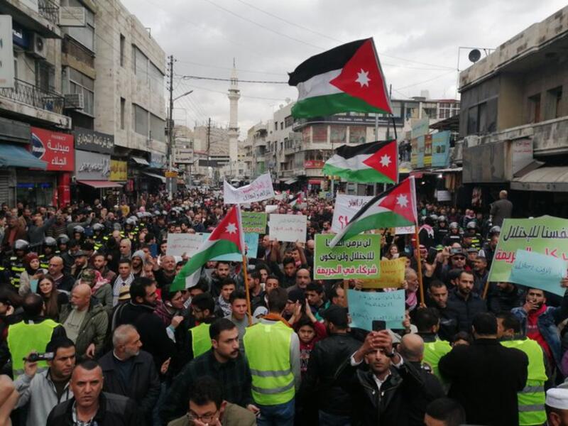 A parliamentary session planned, Sunday, to submit an urgent memo requesting a ban on gas purchases from Israel. Twitter