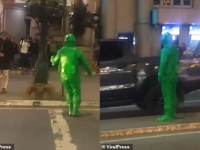 A street performer donned an toy army soldier costume to direct traffic and pedestrians in Baguio City, the Philippines. (ViralPress)