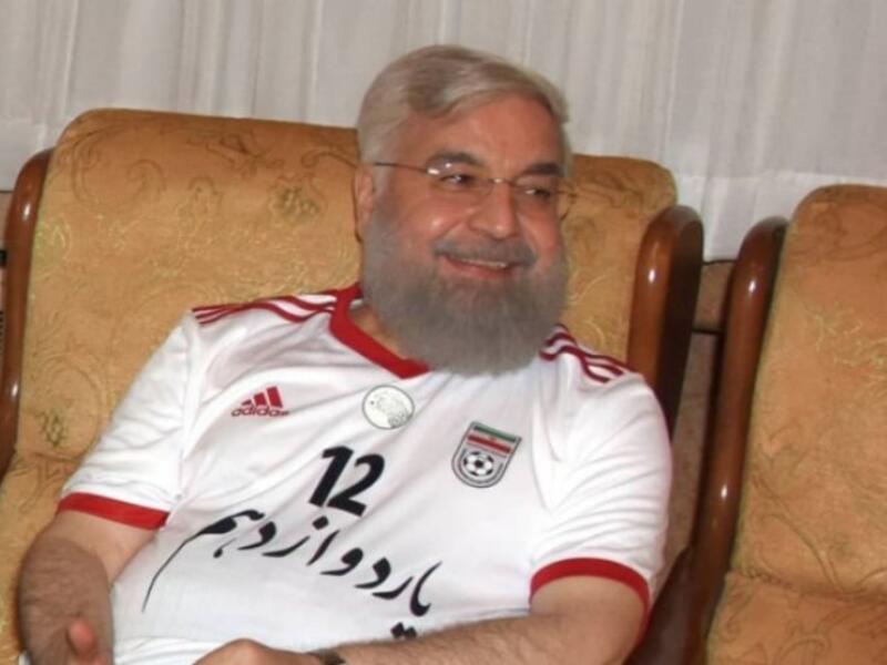 ظهر الرئيس الإيراني حسن روحاني بحلة جديدة وفي مشهد غير مألوف بعيدة كل البعد عن عباءته السوداء وعمامته البيضاء، حيث ظهر بقميص منتخب بلاده خلال متابعته أولى مباريات منتخب بلاده في نهائيات كأس العالم 2018.