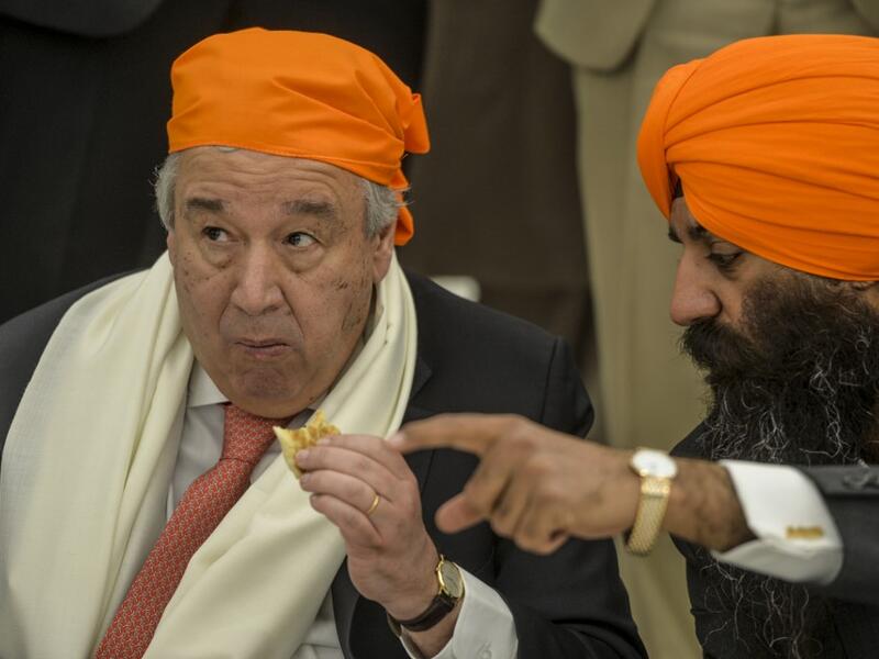 United Nations Secretary-General Antonio Guterres (L) eats food as he listens to politician and custodian of the Kartarpur shrine Ramesh Singh Arora (R) at the Langar Khana during his visit of the Sikh Shrine of Baba Guru Nanak Dev at Gurdwara Darbar Sahib in Kartarpur near the Pakistan-India border, on February 18, 2020. Aamir QURESHI / AFP