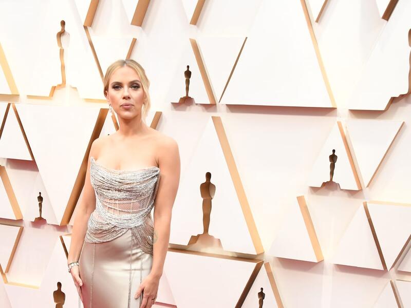 Scarlet Johansson steps onto the red carpet in an Oscar de la Renta gown