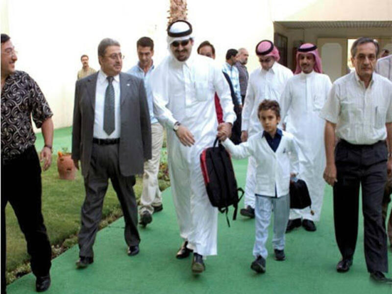 عادة ما يظهر رئيس الوزراء اللبناني السابق سعد الحريري، بالباس الرسمي أو الرياضي، لكن قرر كسر هذه القيود في زيارة قديمة لمدرسة ابنه في العاصمة السعودية السعودية.