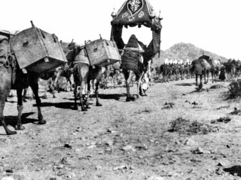 وفي سنة 390 هجرية انقطع الحاج المصري في عهد العزيز بالله الفاطمي لشدة الغلاء، وفي سنة 419 هجرية لم يحج أحد من أهل المشرق ولا من أهل مصر، وفي سنة 421 هجرية تعطل الحج أيضًا سوى بعض من أهل العراق ركبوا من جمال البادية من الأعراب ففازوا بالحج، وفي سنة 430 لم يحج أحدٌ من العراق وخراسان، ولا من أهل الشام ولا مصر.