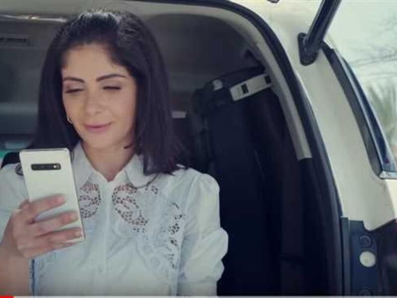 حصلت الفنانة منى زكي عن مشاركتها في الإعلان نفسه، على مليون جنيه مصري أو ما يعادل 63 ألف دولار أمريكي.