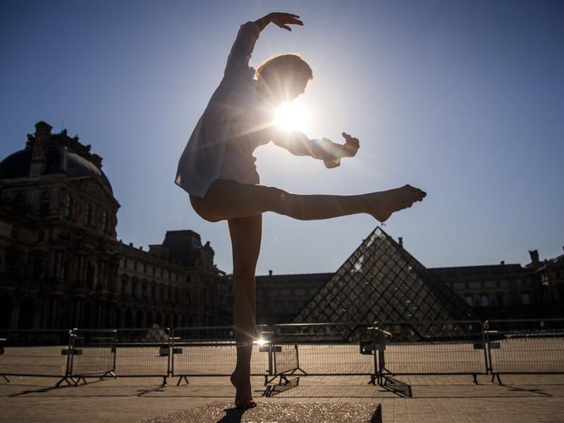 Syrian dancer and choreographer Yara al-Hasbani performs a dance on the empty Trocadero square in Paris on April 22, 2020. Sameer Al-DOUMY / AFP