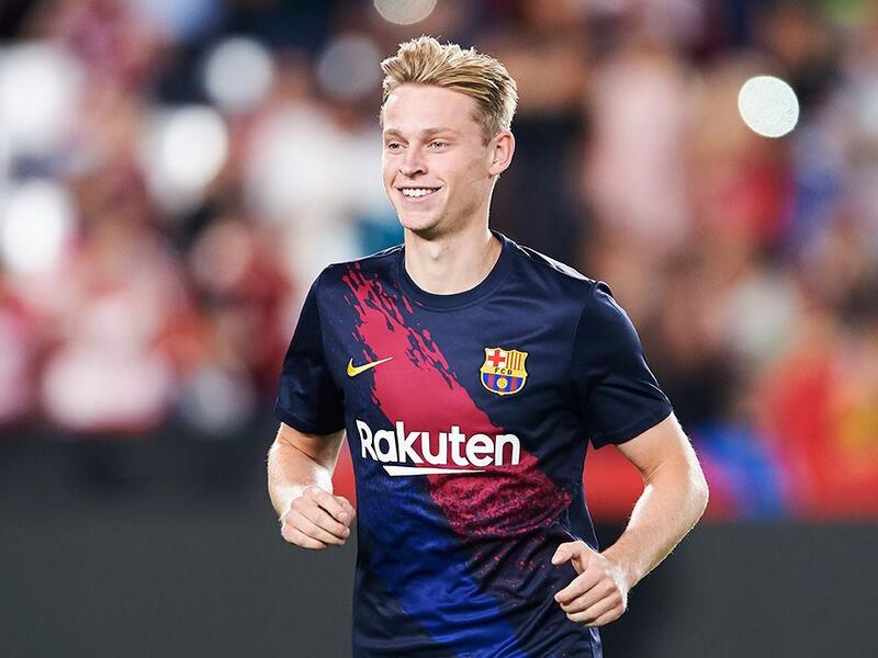 لاعب الوسط الهولندي فرينكي دي يونغ (برشلونة)