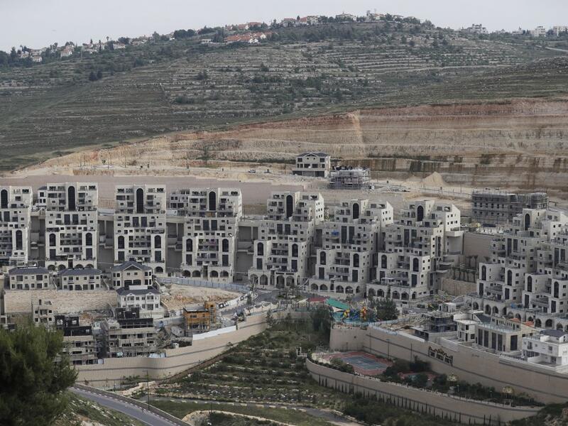 A picture taken on May 13, 2020 shows a partial view of the Jewish settlement of Givat Zeev, near the Israeli-occupied West Bank city of Ramallah. In talks with Israeli Prime Minister Benjamin Netanyahu and his rival-turned ally Benny Gantz today, US Secretary of State Mike Pompeo addressed US President Trump's controversial Middle East peace plan, which gives a green light from Washington for Israel to annex Jewish settlements and strategic areas of the West Bank.  AHMAD GHARABLI / AFP