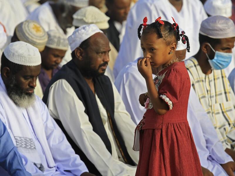 Muslim worshippers gather for the prayers of Eid al-Fitr, the Muslim holiday which starts at the conclusion of the holy fasting month of Ramadan, in the district of Jureif Gharb of Sudan's capital Khartoum early on May 24, 2020, despite government regulations banning congregations due to the COVID-19 coronavirus pandemic. Ashraf SHAZLY / AFP