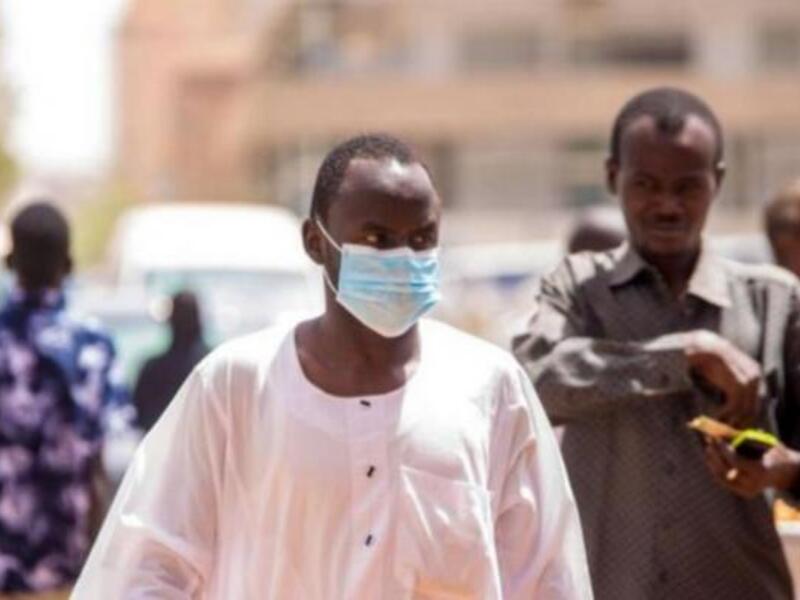 السودان: فرضت الإجراءات المتعلقة بكورونا وخصوصًا حظر التجول الشامل واقعًا جديدًا على السودانيين قبيل عيد الفطر، مع خلوّ الشوارع من المارة، وبقاء الأسواق مغلقة، وهي التي كانت تعج بالحركة قبيل العيد.