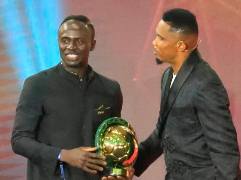 سامويل إيتو (يمين) يسلم ماني جائزة أفضل لاعب في إفريقيا