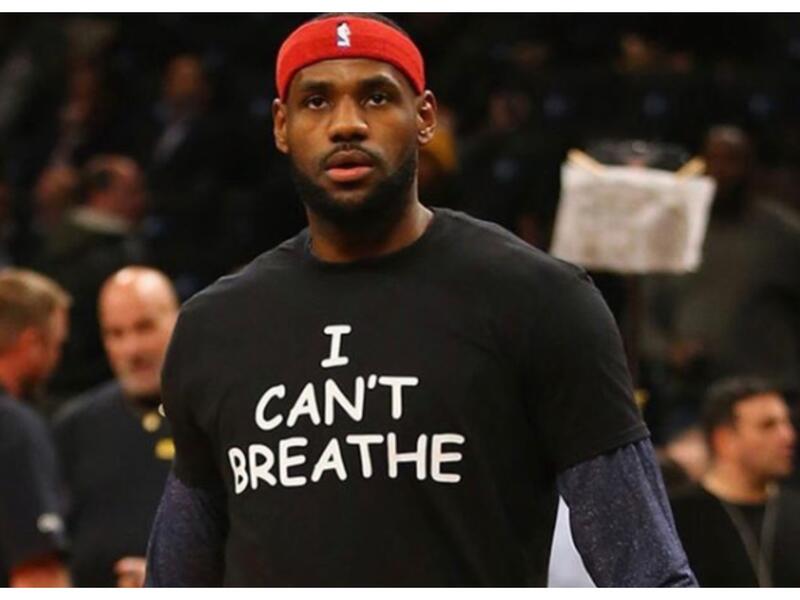 ليبرون جيمس: نشر لاعب كرة السلة الأمريكي صورة له مرتديًا "تي شيرت" كُتب عليه عبارة "I Can’t Breathe" وهي العبارة التي قالها "جورج فلويد" قبل وفاته بلحظات.
