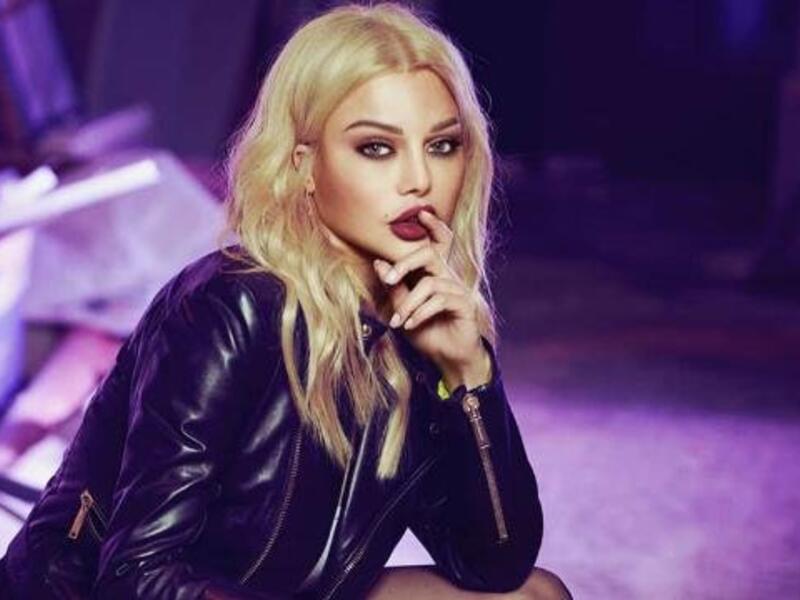 هيفاء وهبي في أول ظهور لها كـ موديل قبل 24 عاماً..شاهد كيف بدت!