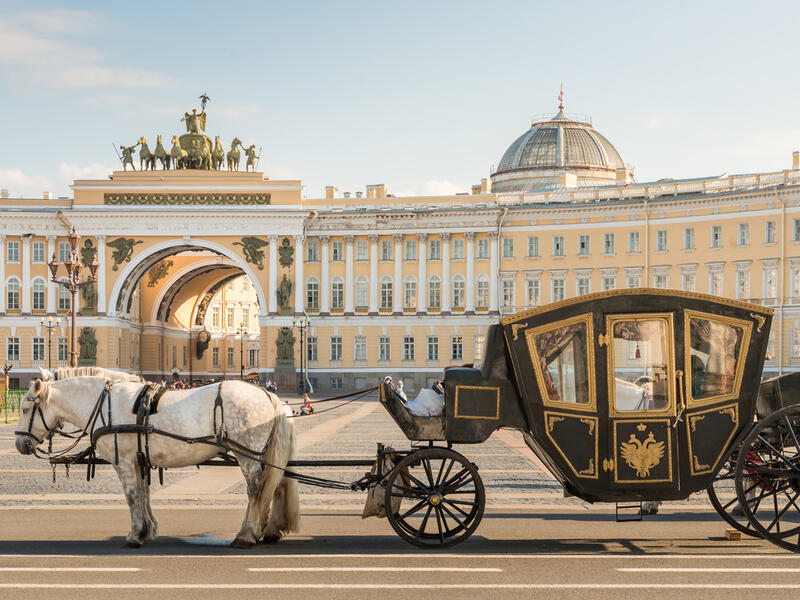 Russia, St. Petersburg City, Tsar Horse Carriage in front of Winter Palace Landmark Tourist Attraction at sunset in summer daytime, Hermitage Museum, Palace square  (Shutterstock)	 