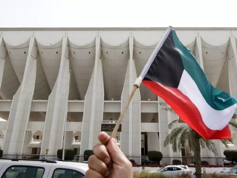 الكويت: لا تزال تعيش أجواء حظر التجوال الشامل والذي بدأته في 10 مايو الجاري وحتى الأول من يونيو بما في ذلك أيام عيد الفطر المبارك.
