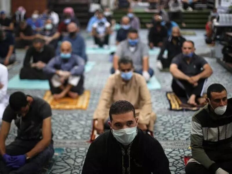 الأردن: فرض غرامة مالية على كل من لا يضع كمامة وقفازين في الأماكن العامة والوزارات والمراكز التجارية لا تقل عن 20 دينارًا (نحو 30 دولاراً) ولا تزيد على 50 ديناراً (نحو 70 دولارًا).