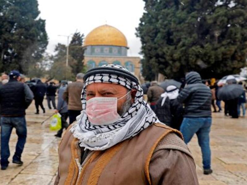 فلسطين: فرضت عقوبة من 20-50 دينار أردني (100-250 شيكل) لكل شخص لا يضع الكمامة والقفازات في الأماكن العامة.