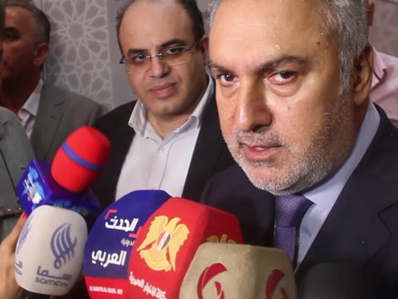 محمد حمشو: رجل أعمال سوري، رئيس مجلس إدارة "مجموعة حمشو الدولية" ورئيس إدارة أو مسؤول في عدد من المؤسسات التجارية ومؤسسات الأعمال، عضو في مجلس الشعب السوري. / ابناءه علي وعمرو
