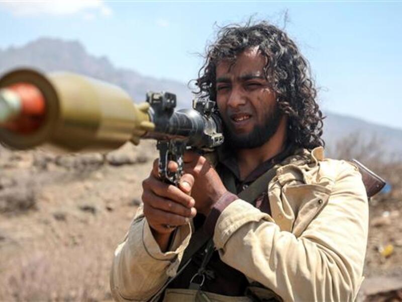 A Saudi-backed militant prepares to fire a rocket propelled grenade in the Yemeni city of Ta'izz during clashes with Houthi fighters, April 16, 2017. (Photo by AFP)