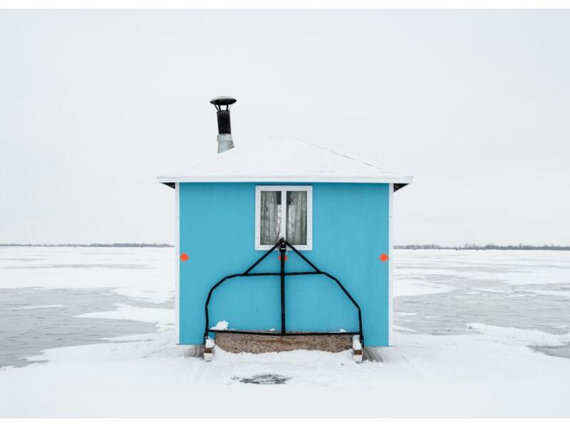 المركز الأول – العمارة: للمصورة "ساندرا هيربر" / العنوان: Ice Fishing Hut XV. تم غلتقاطها في شتاء مانيتوبا بكندا فعندما تنخفض درجة الحرارة ويتشكل الجليد السميك تستضيف البحيرات والأنهار في المقاطعة بعض العمارة الشعبية المذهلة في شكل أكواخ صيد على الجليد. 