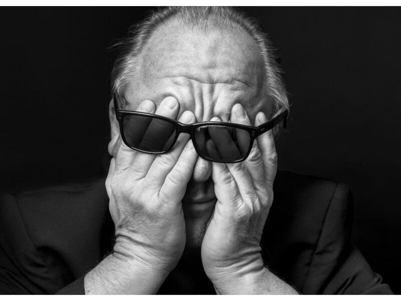 الجائزة المفتوحة لمصور العام 2020: للمصوّر "توم أولدهام" / بعنوان: Black Francis. وقد طلب من تشارلز (المعروف أيضًا باسم فرانسيس الأسود) أن يُظهر للمصور مستوى الإحباط الذي يمكن أن يسببه التقاط الصور فقدم هذه البادرة المثالية للسخط.