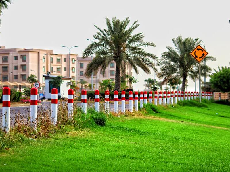 استكشف ينبع: تنقسم إلى جزئين رئيسيين، المدينة الحديثة حيث المنشآت النفطية والمصافي، وينبع البحر التي تمثل محطة هامة في طريق تجارة التوابل واستقبال الحجاج، وتشتهر بمينائها التاريخي، وأحيائها العتيقة، وشاطئها الرائع، وقد سكن الضابط الإنجليزي لورنس العرب بين عامي 1915 و1916.