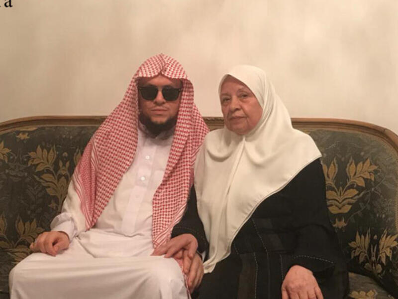 أم حاتم مع ابنها يحيى