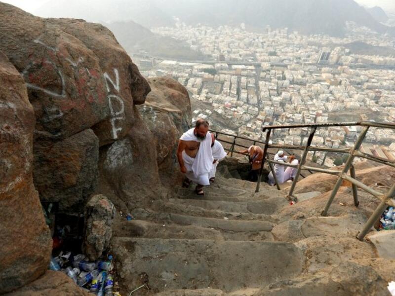 استخدام علامات بحيث تضمن مسافة متر ونصف بين الأفراد في السلالم الكهربائية أو السلالم الاعتيادية.