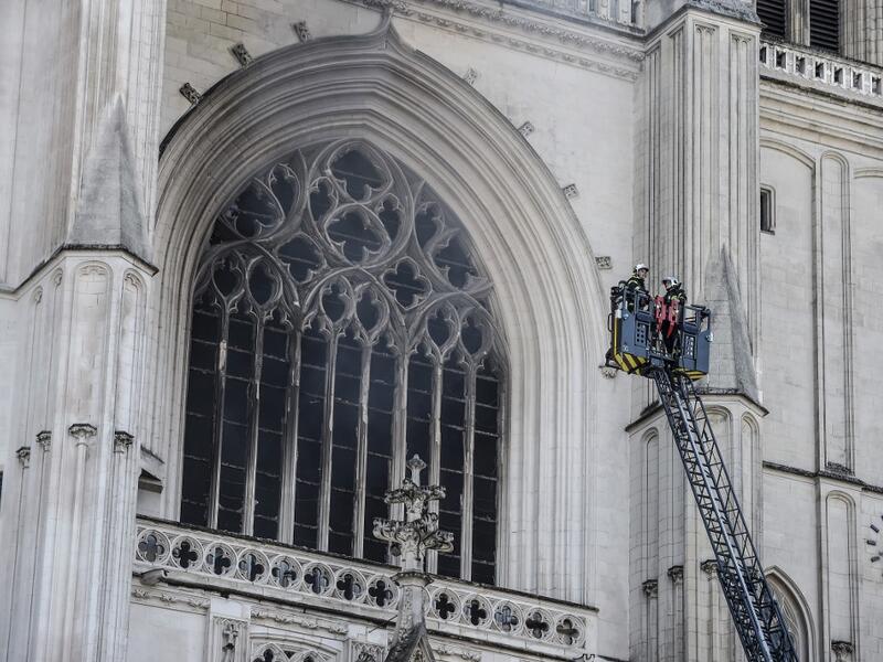 Firefighters are at work to put out a fire at the Saint-Pierre-et-Saint-Paul cathedral in Nantes, western France, on July 18, 2020. Sebastien SALOM-GOMIS / AFP