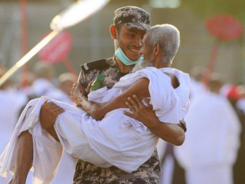 عدم تمكين أي شخص من القائمين على مسار الحج، لديه أعراض مشابهة للإنفلونزا (سخونة، سعال، سيلان الأنف، احتقان الحلق أو فقدان مفاجئ لحاستي الشم والذوق) من العمل حتى زوال الأعراض والحصول على قرار التعافي حسب تقرير الطبيب المعالج.