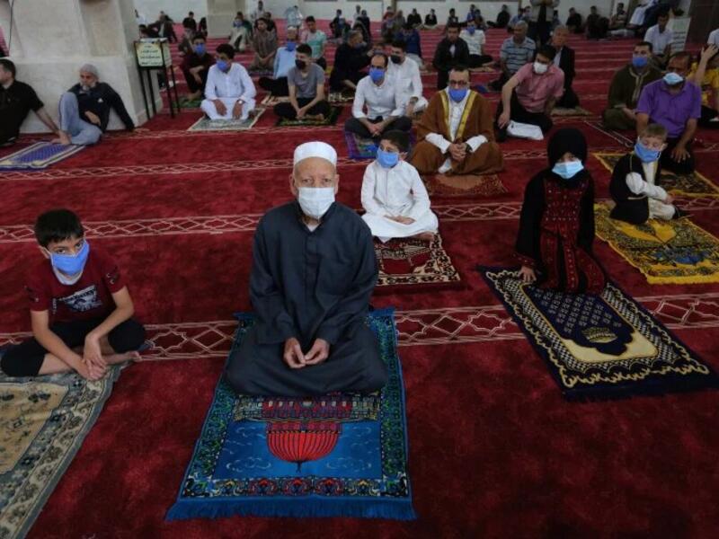 العراق: تم فرض حظر تجوال شامل في البلاد خلال عطلة عيد الأضحى، للحيلولة دون تفشي الفيروس، ما يعني منع الصلاة في عموم المساجد والساحات.