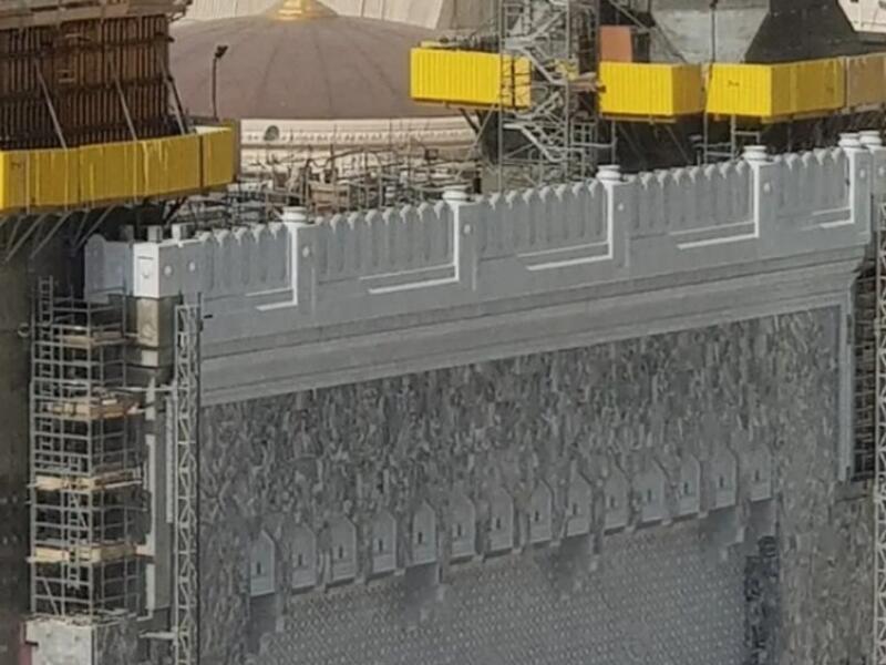 ترتبط البوابة مباشرة بالكعبة من الجهة الجنوبية، وتم تحريكها للخارج عن موقعها القديم بنحو 50 مترًا.