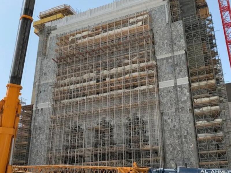 كما يبلغ ارتفاع المنارة الواحدة فيها 137 مترًا فيما كان ارتفاع السابق 90 مترًا.