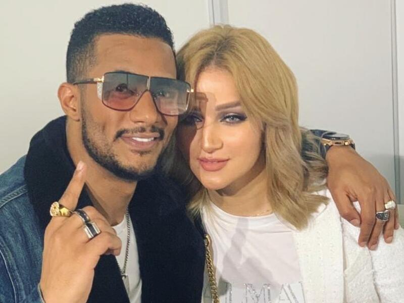 محمد رمضان بوضع مشبوه في أحضان زوجته..فيديو صادم!